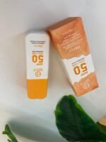 ⁦واقي الشمس لتفتيح البشرة ومكافحة الشيخوخة بعامل حماية 50 SPF⁩ - الصورة ⁦2⁩